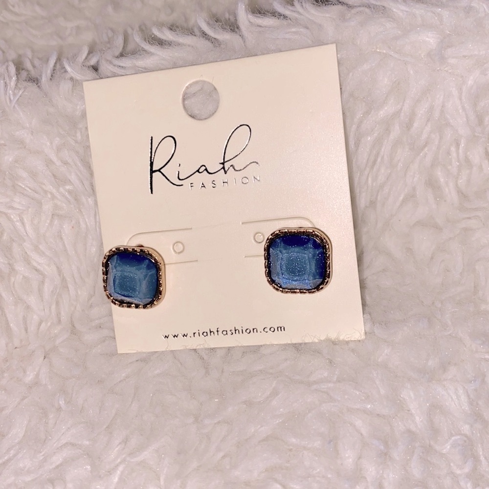 Riah Fashion Post Earrings